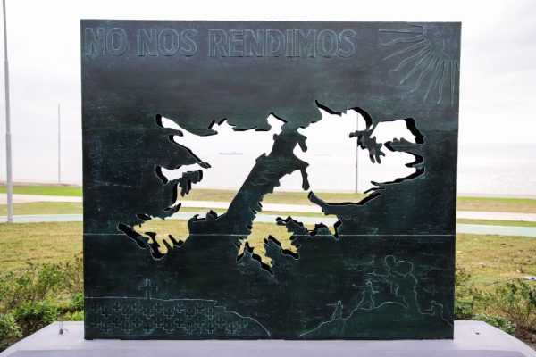 Se inauguró el Monumento de Malvinas «No nos rendimos» en el Parque del Rio