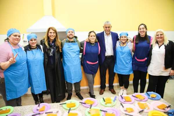 Ferraresi inauguró los comedores de las escuelas primarias Nº 17 y 25