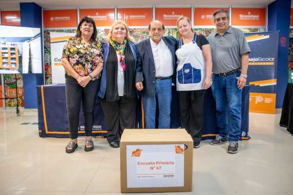 10 Escuelas Primarias de Jornada Completa recibieron Kits De Útiles y Guardapolvos