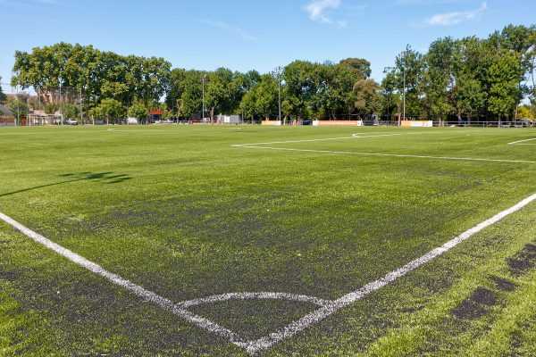La cancha de fútbol 11 del Club Municipal Maltería Hudson ya cuenta con una nueva carpeta de césped sintético
