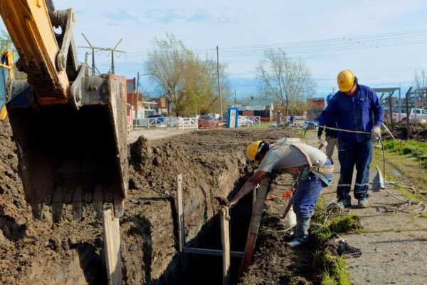 Barrio 3 de Junio: la obra de recambio del colector cloacal ya avanzó en un 50%