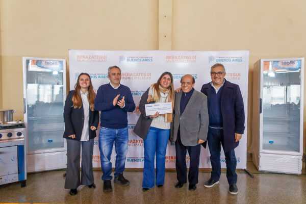Mussi y Larroque entregaron equipamiento y mobiliario a más de 60 Escuelas de Berazategui