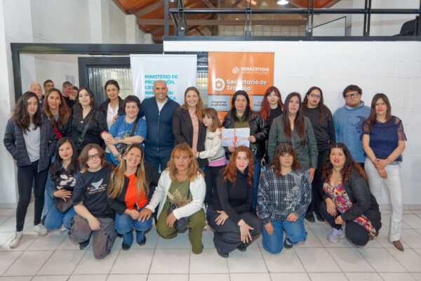 Más de 50 emprendedores de Berazategui recibieron certificados de capacitación