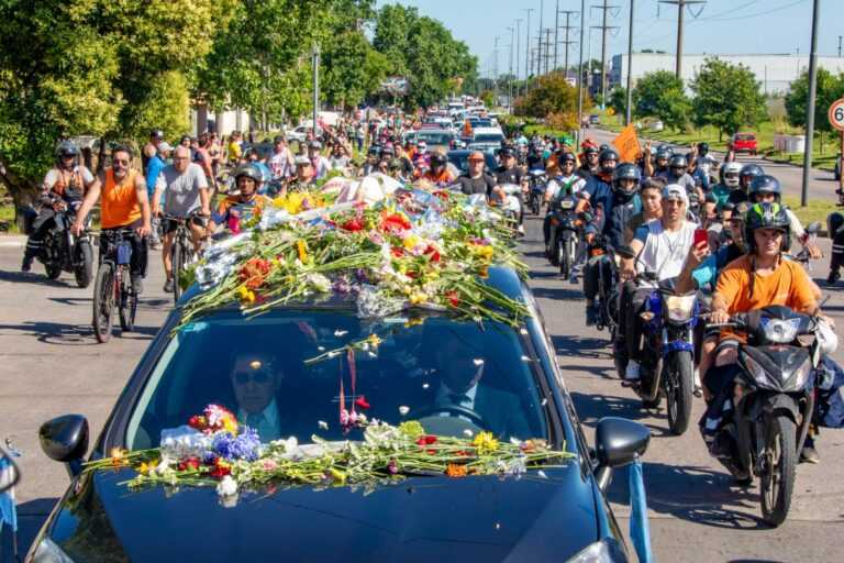Berazategui despidió a Juan José Mussi con una multitudinaria caravana