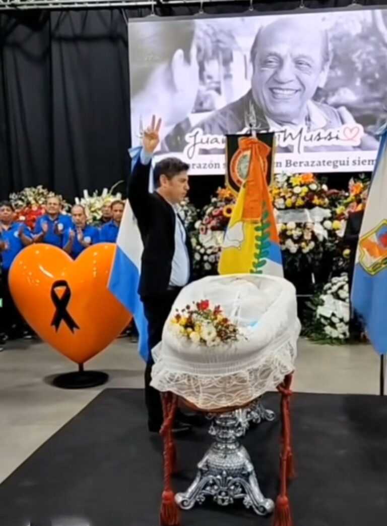 Conmovedora y multitudinaria despedida a Juan José Mussi, el hombre del pueblo