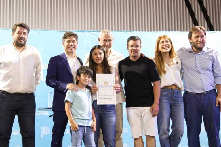 Axel Kicillof encabezó entrega de escrituras en Avellaneda