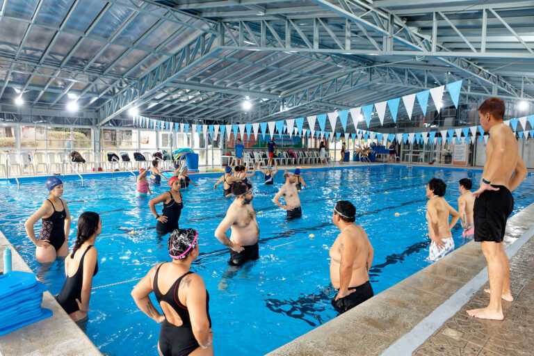 Comienzan las inscripciones para las clases gratuitas de natación en Los Privilegiados