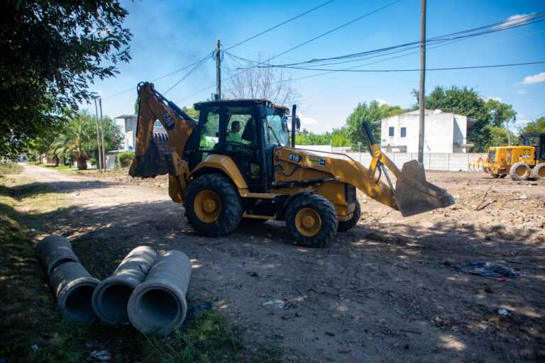 Con fondos municipales avanza obra de pavimentación y saneamiento en Sourigues