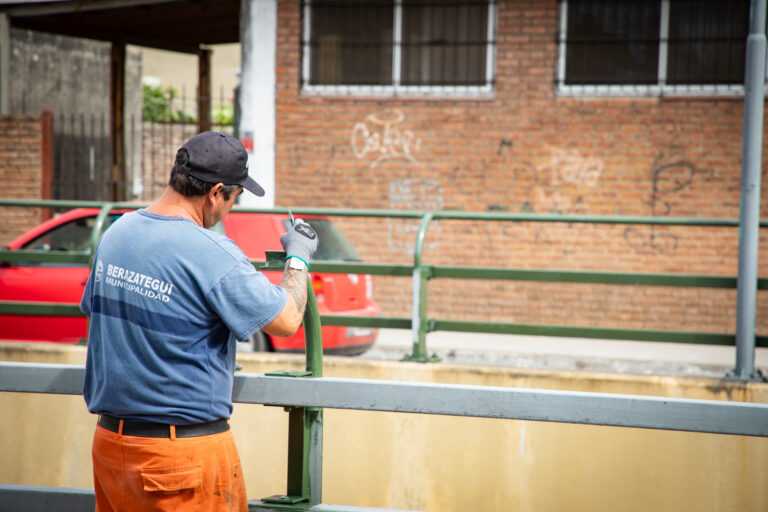 Comenzaron las tareas de embellecimiento del paso bajo nivel de Av. Italia