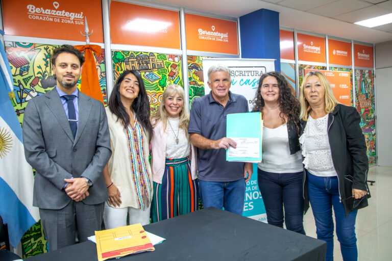 76 familias de Berazategui firmaron sus escrituras de propiedad