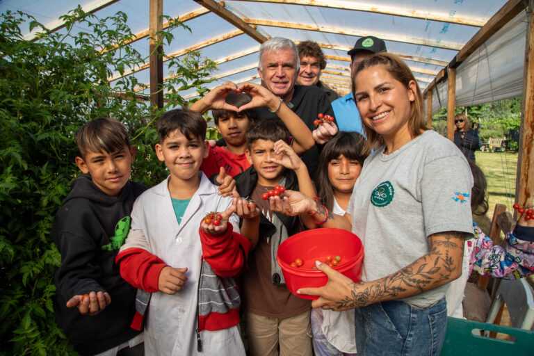 Carlos Balor cosechó tomates junto a estudiantes que visitaron la Huerta de Bera