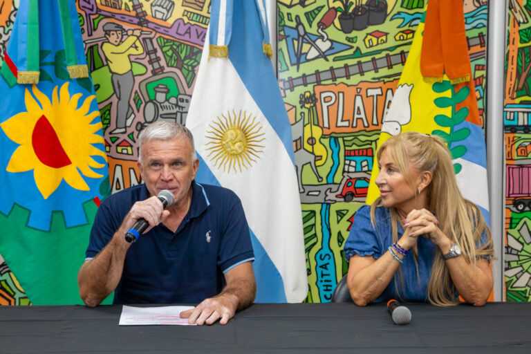 Carlos Balor entregó Pases Libres Multimodales y elementos escolares a vecinos