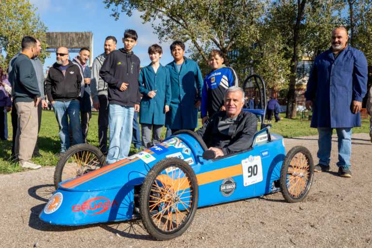 Carlos Balor se subió a un auto eléctrico hecho por estudiantes del Politécnico