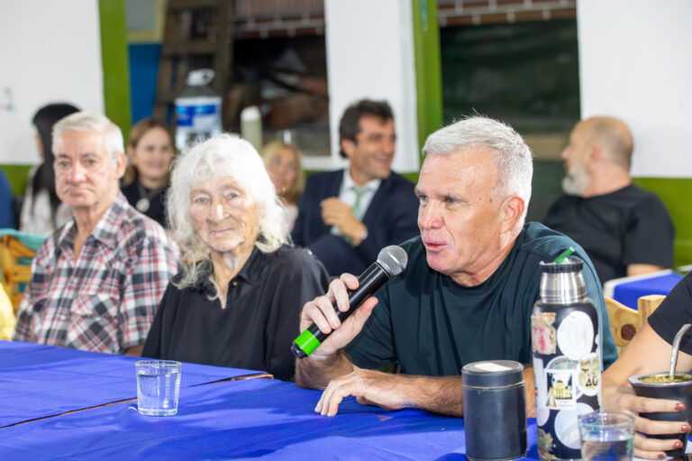 El intendente Carlos Balor compartió una tarde con adultos mayores