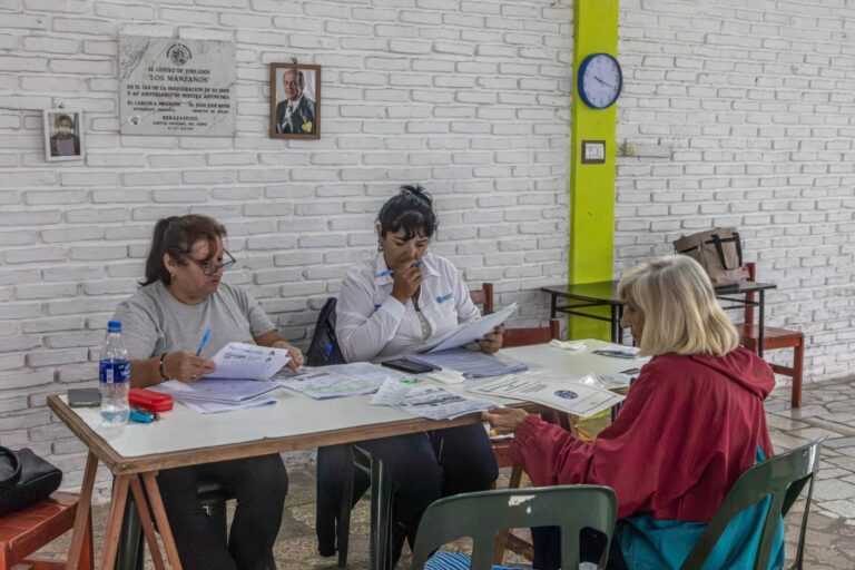 Se realizó una jornada de eximición de tasas municipales en el Centro de Jubilados Los Manzanos