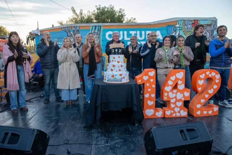 Carlos Balor en los 142 años de Gutiérrez, junto a cientos de vecinos y vecinas