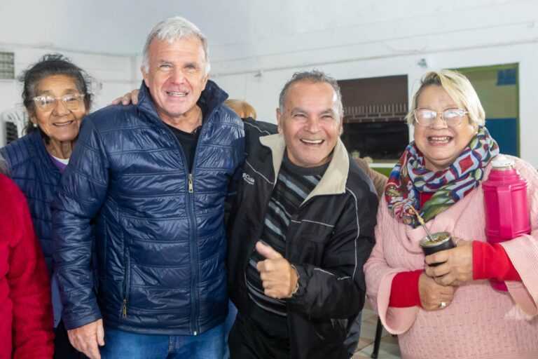 Carlos Balor entregó mobiliario y jugó al tejo en el Centro de Jubilados Villa Mitre