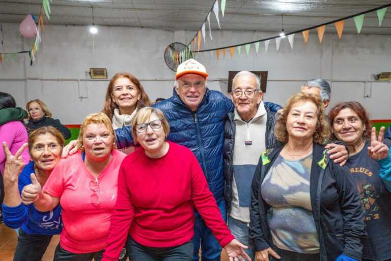 Carlos Balor recorrió las mejoras realizadas en el Centro de Jubilados Los Abuelos de Bustillo
