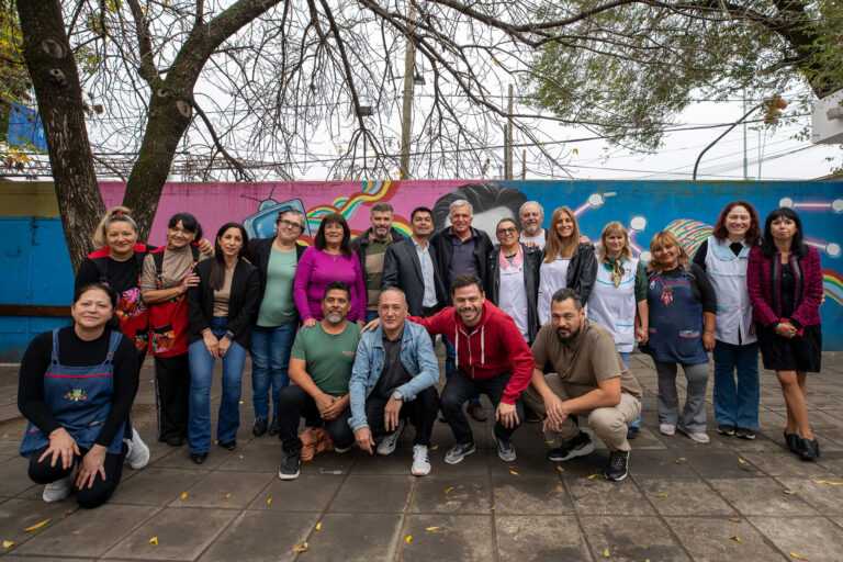 Carlos Balor visitó la Primaria N° 4 y la Secundaria N° 28 del barrio San Carlos