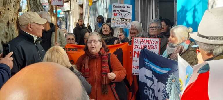 Jubilados se manifestaron frente a la sede del PAMI en Berazategui