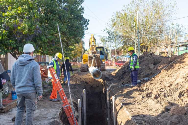 Con fondos provinciales continúa importante obra de red cloacal en Hudson