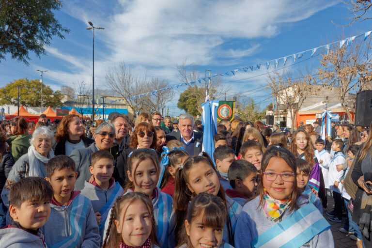 Más de 300 estudiantes prometieron lealtad a la Bandera en el Barrio Sarmiento