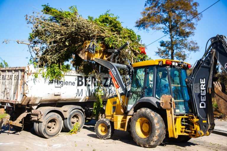 Nuevo operativo de limpieza y recolección de residuos en el barrio Belgrano