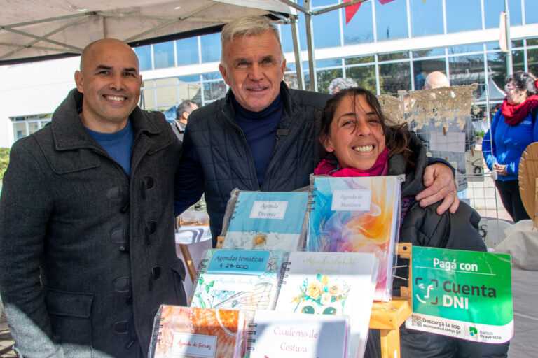 Carlos Balor recorrió el Mercado de Productores Familiares en el Playón Municipal
