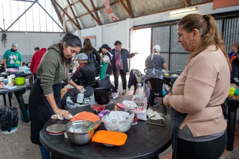 Curso de Elaboración de Alfajores Regionales Artesanales en el Polideportivo N°4