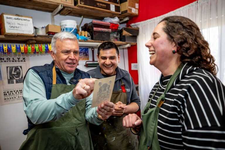 Balor visitó el Taller municipal de Arte Gráfico y estuvo con los ganadores de un concurso