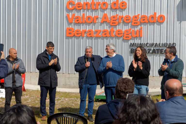 Carlos Balor y el ministro Javier Rodríguez entregaron un tractor y equipamiento para los productores rurales