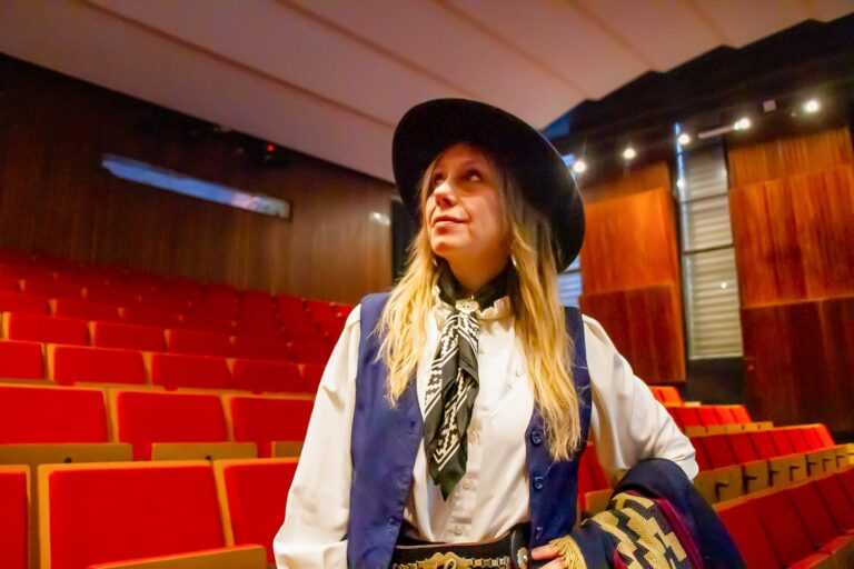 La artista berazateguense Lucía Ceresani representará al distrito en los Alpes suizos
