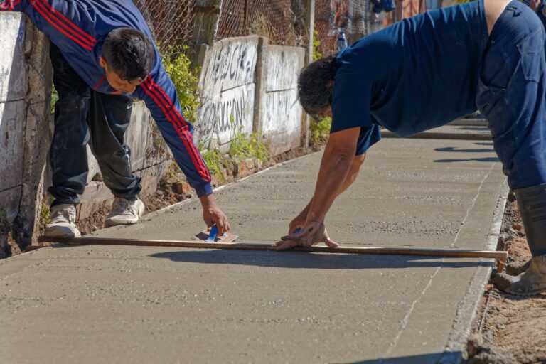 Carlos Balor recorrió las obras de renovación de veredas en el barrio 2 de Octubre