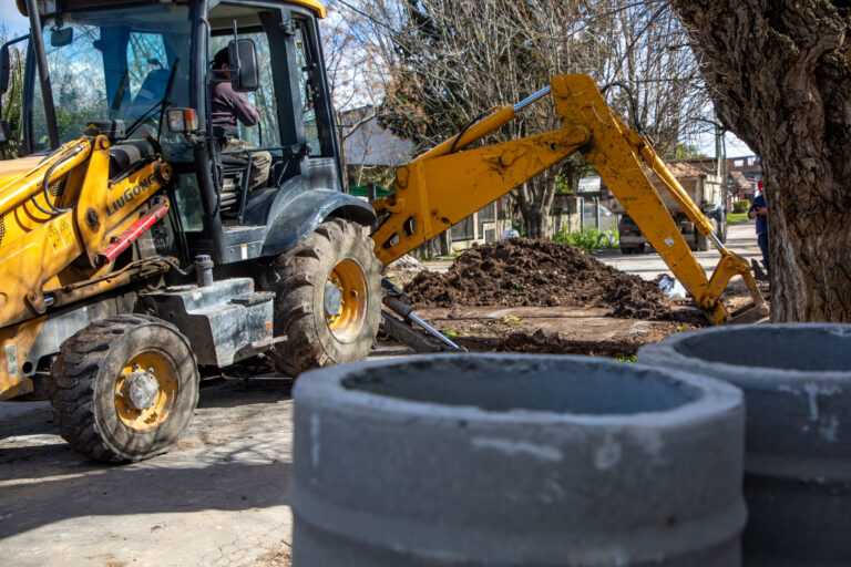 La Municipalidad avanza con tareas de saneamiento, recambio de cañerías y colocación de nuevos sumideros