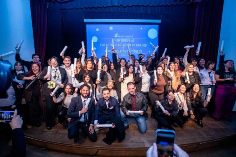 Seis estudiantes de Berazategui recibieron sus títulos en la UNAJ