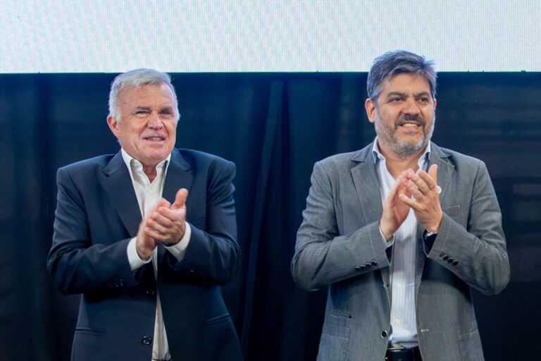 Carlos Balor y el ministro Bianco entregaron más de 540 trámites de propiedad