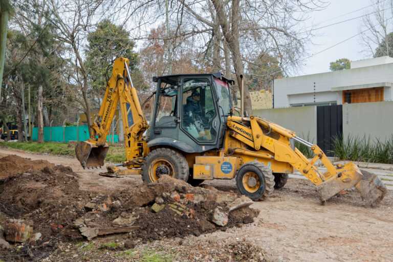 Continúan las tareas de saneamiento y colocación de caños en barrios de Berazategui