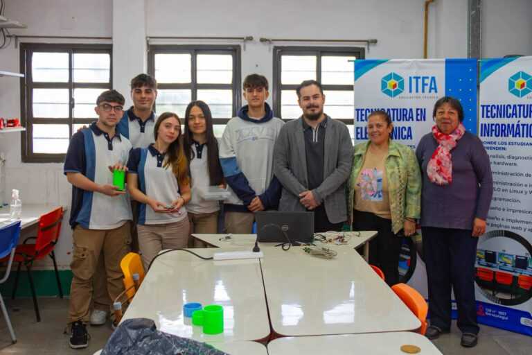 Estudiantes berazateguenses participan de un concurso nacional de tecnología espacial